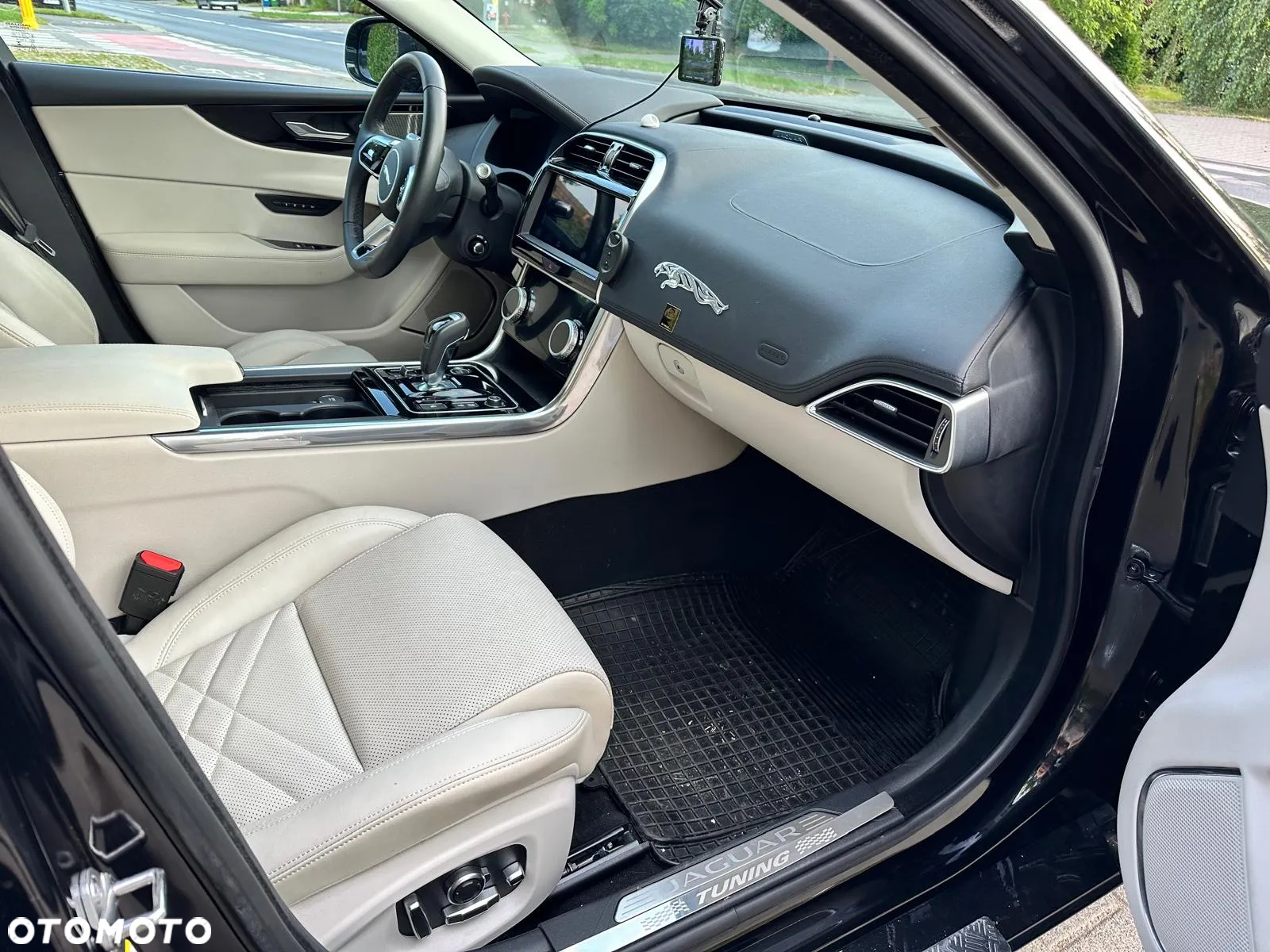 Jaguar XE 2.0 P250 R-Dynamic HSE - 19
