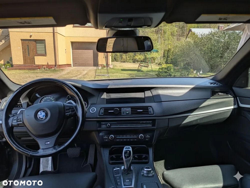 BMW Seria 5 550i - 11
