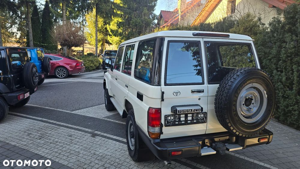 Toyota Land Cruiser - 16