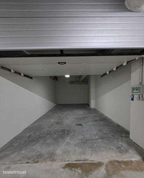 Garagem fechada Brito Capelo - Grande imagem: 2/6