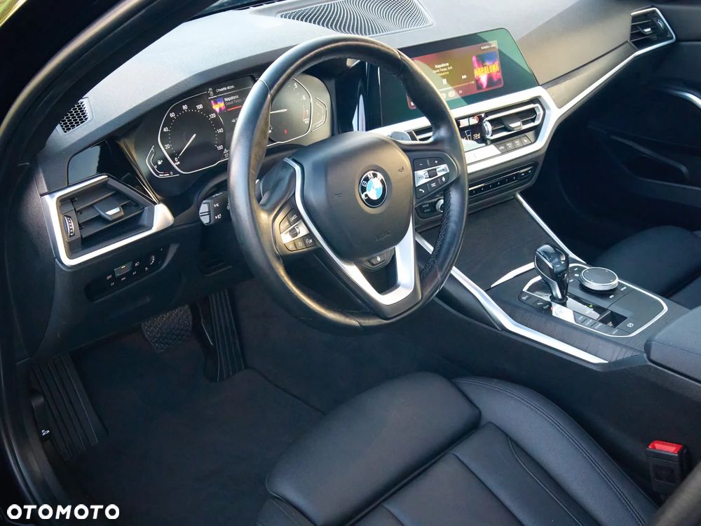 BMW Seria 3 330i xDrive Sport Line - 33