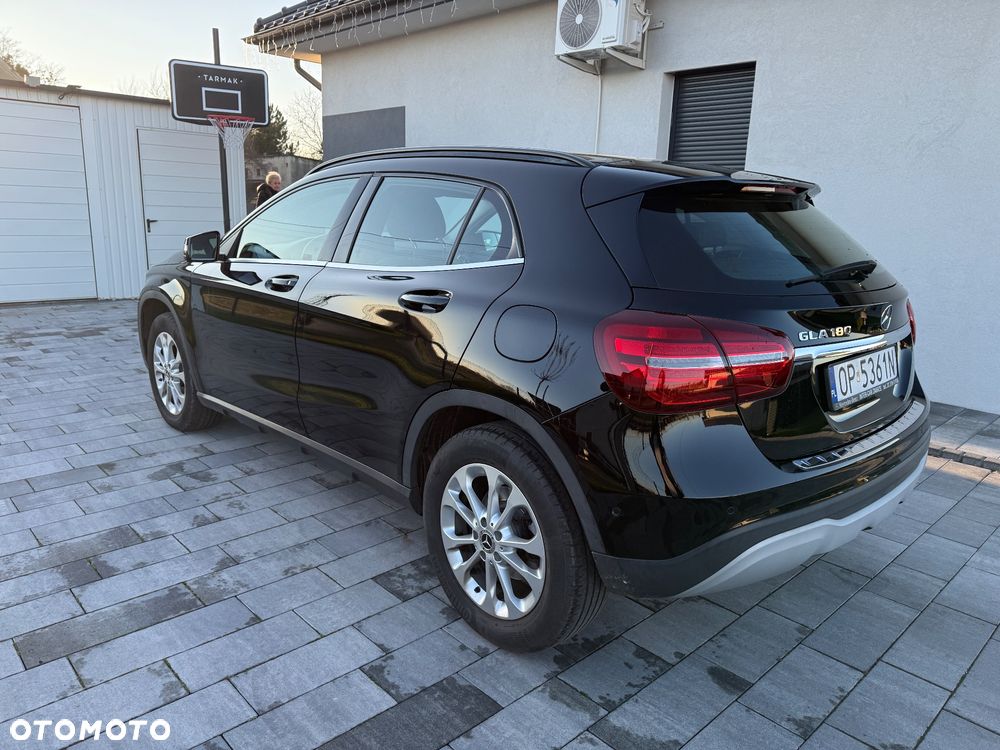 Mercedes-Benz GLA 180 7G-DCT - 4