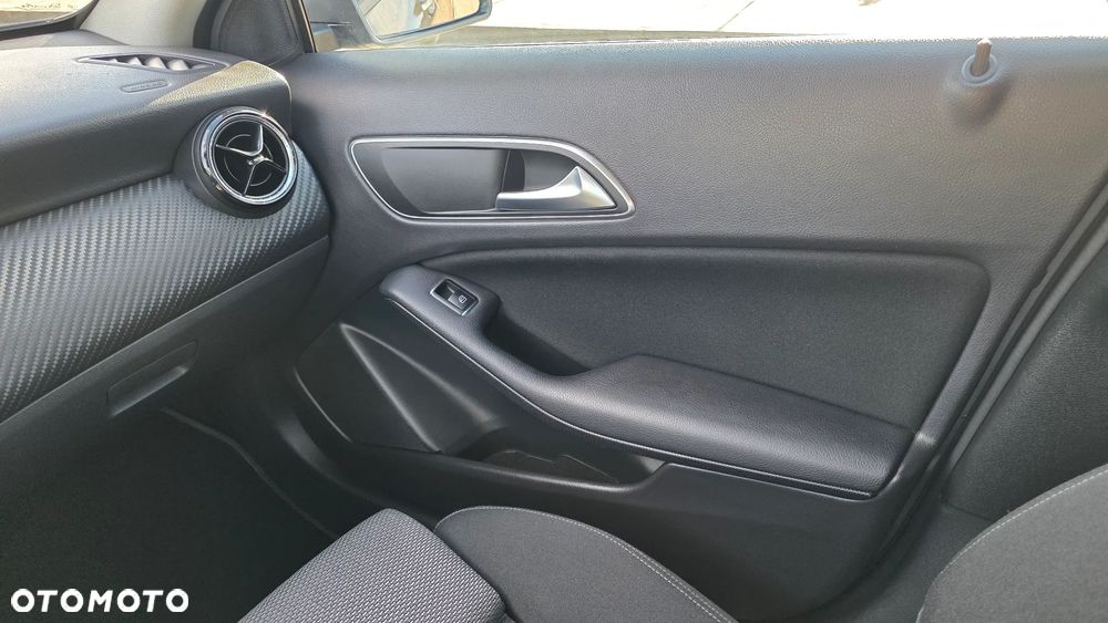 Mercedes-Benz GLA 200 7G-DCT - 13