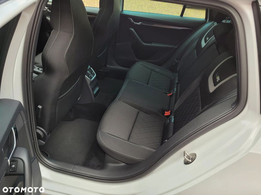 Skoda Octavia Combi 2.0 TDI DSG RS - 22