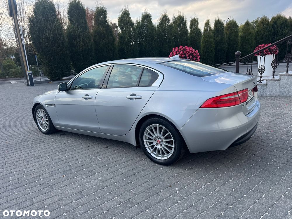 Jaguar XE 20d Portfolio - 12