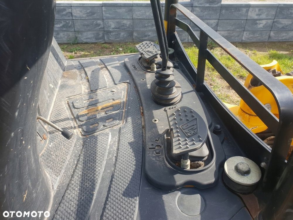 JCB - 7