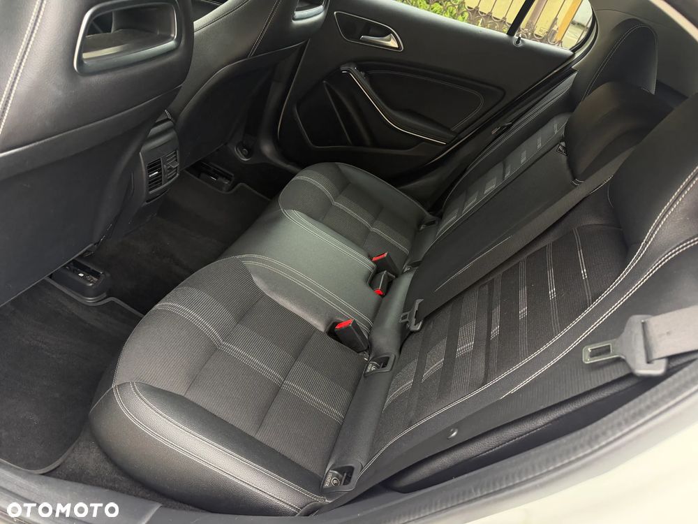 Mercedes-Benz GLA 200 7G-DCT Urban - 31