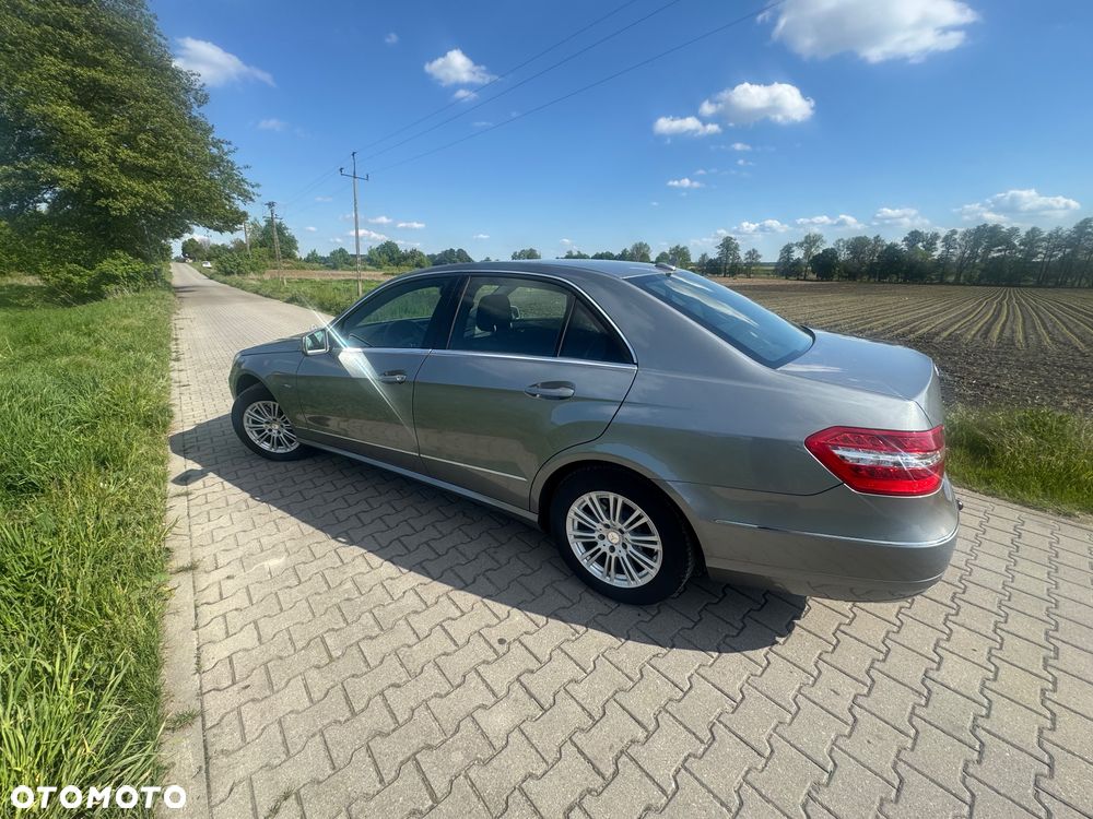 Mercedes-Benz Klasa E 250 BlueEFFICIENCY 7G-TRONIC Elegance - 9