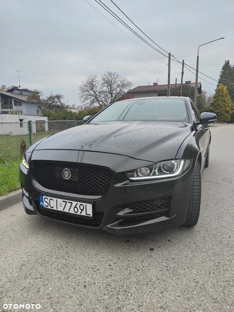 Jaguar XE 2.0 D AWD R-Sport - 4