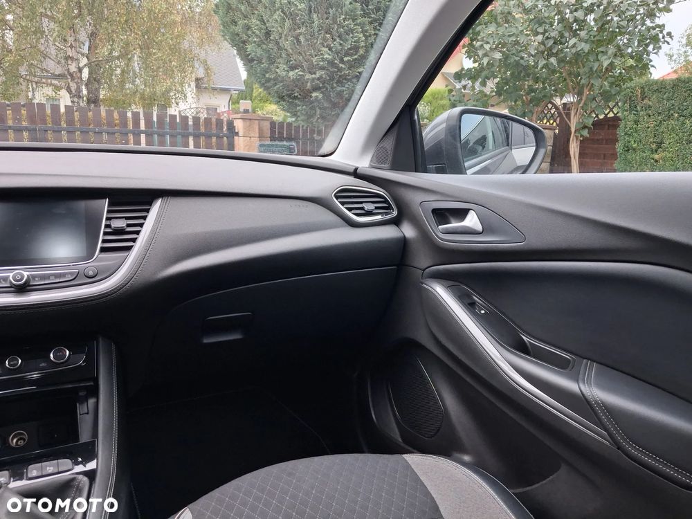 Opel Grandland X 1.2 T GPF Design&Tech S&S - 9