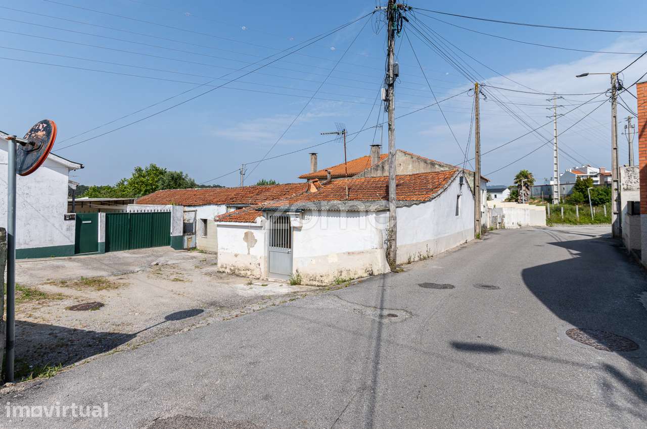Terreno (ABC: 270m²) e 2 moradias térreas para recuperar em Espinho - Grande imagem: 5/49