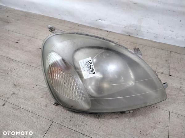 TOYOTA YARIS LAMPA PRZÓD PRAWA