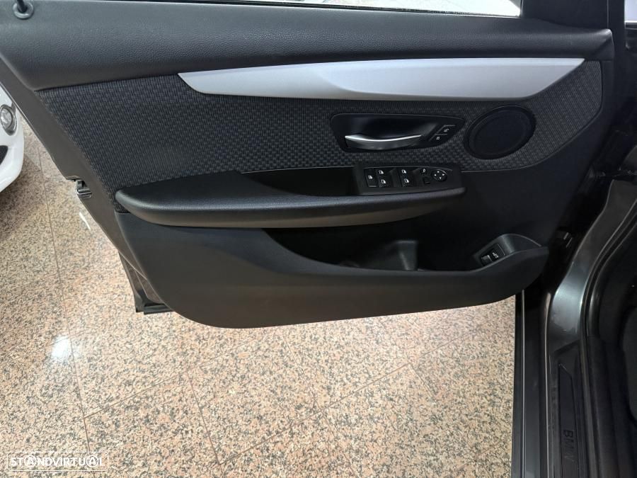 BMW 216 Active Tourer d Line Luxury Auto — fotografia 4