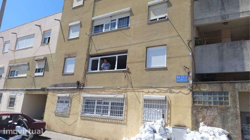 Andar T2 Alhos Vedros na Moita com logradouro remodelado - Grande imagem: 2/9