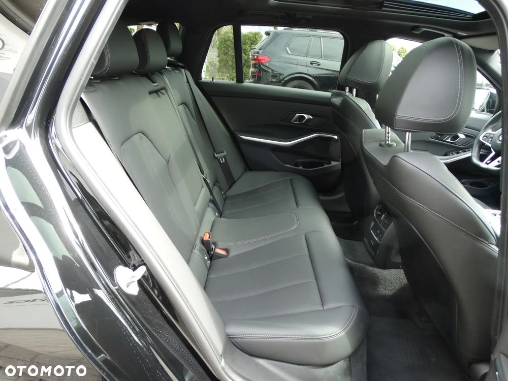 BMW Seria 3 320d xDrive M Sport - 12