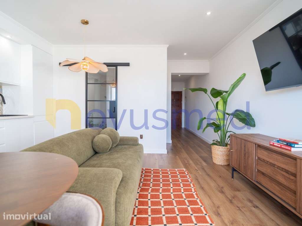 Apartamento T1+1 Renovado, Mobilado e com Vista Mar - Grande imagem: 3/26