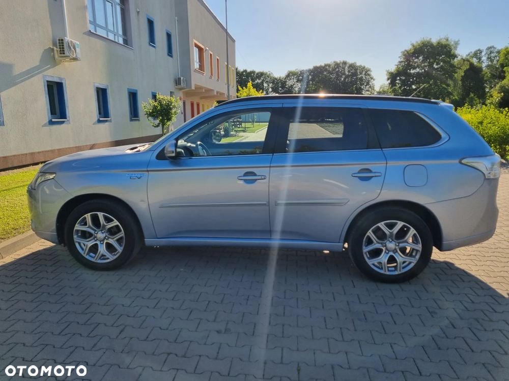 Mitsubishi Outlander Instyle NAVI + - 27