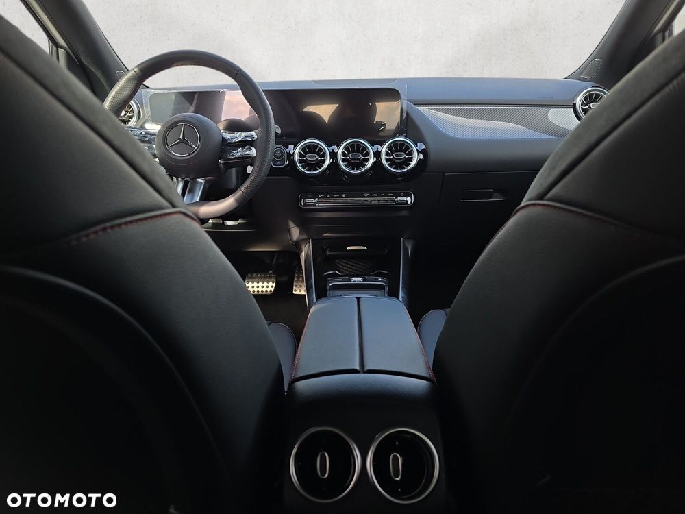 Mercedes-Benz GLA - 13