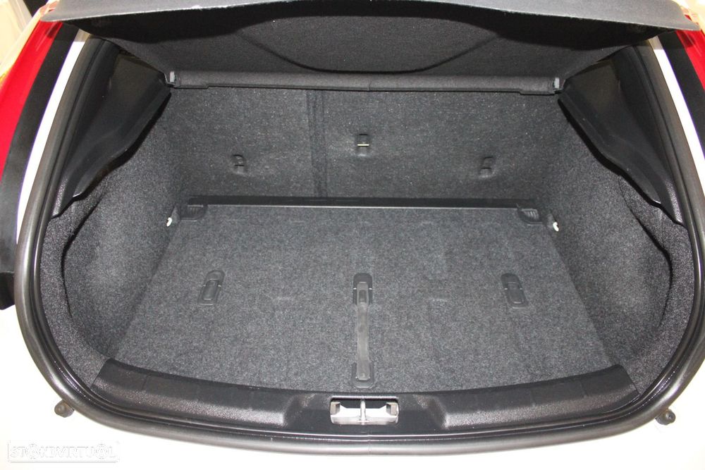 Volvo V40 Cross Country 2.0 D3 Momentum - 32