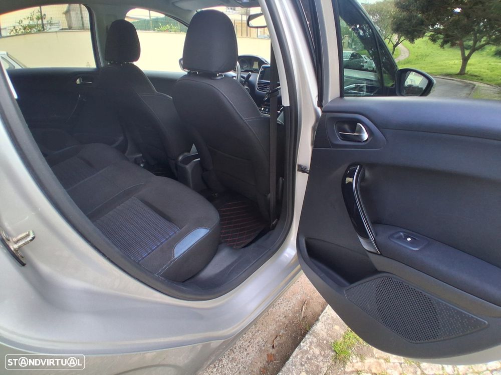 Peugeot 208 - 30