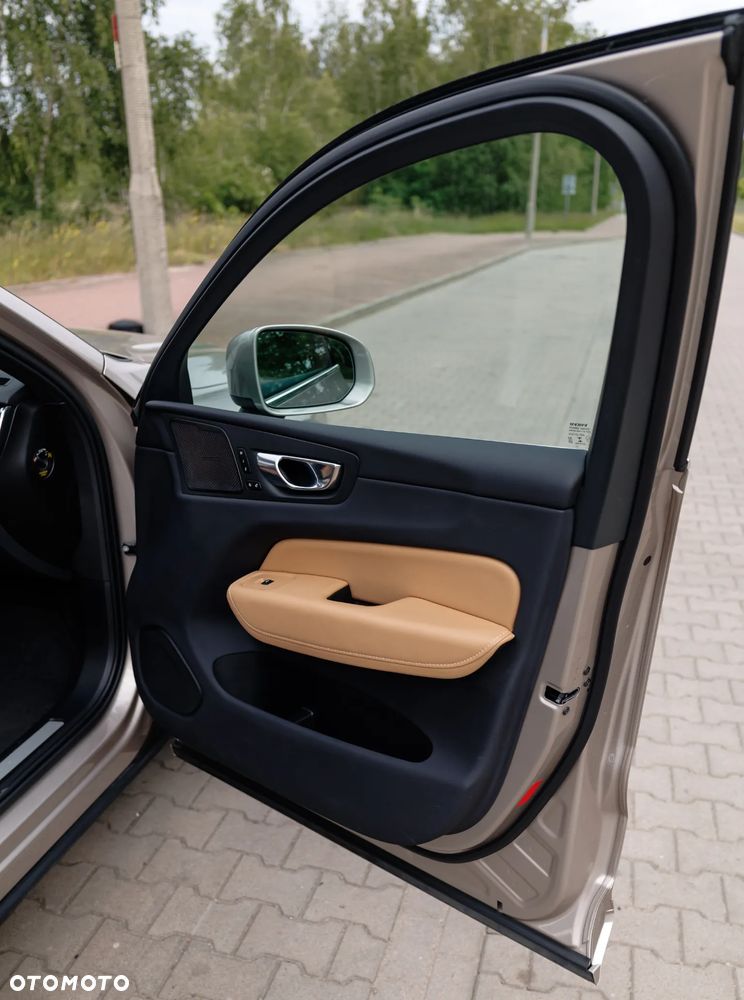 Volvo XC 60 B4 B Plus Bright - 24