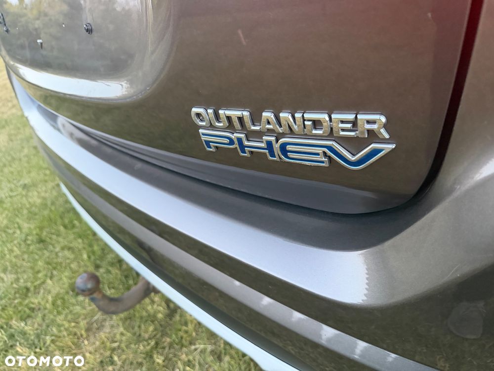 Mitsubishi Outlander Instyle NAVI + - 25