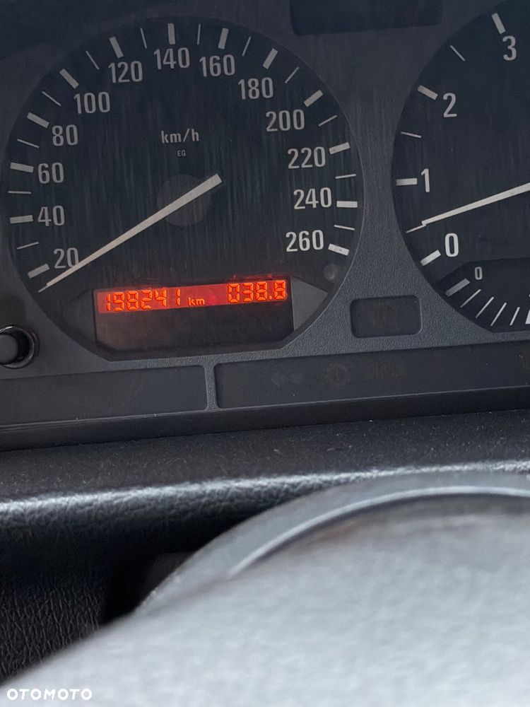 BMW Seria 3 320i - 11