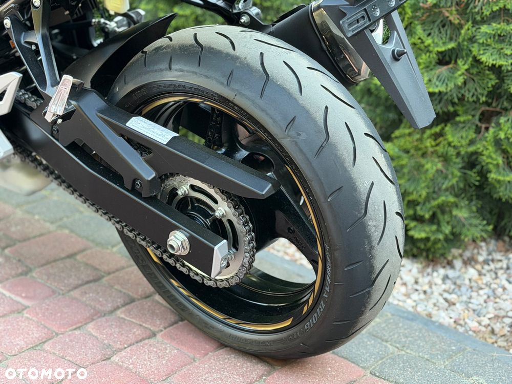 Suzuki GSR - 21