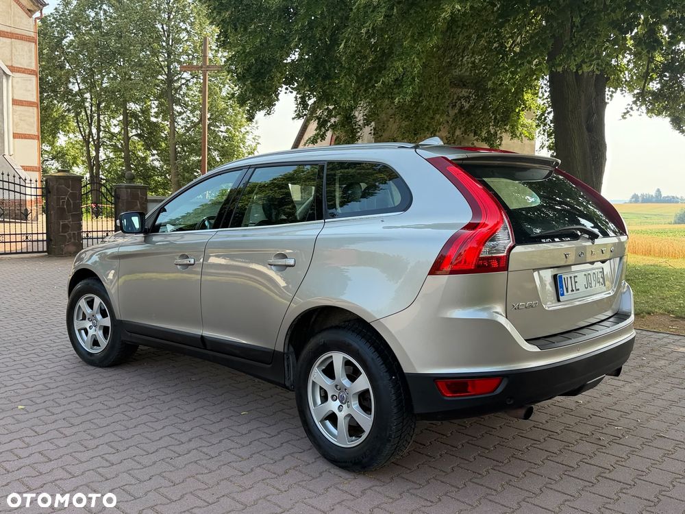 Volvo XC 60 2.0T Powershift Momentum - 11