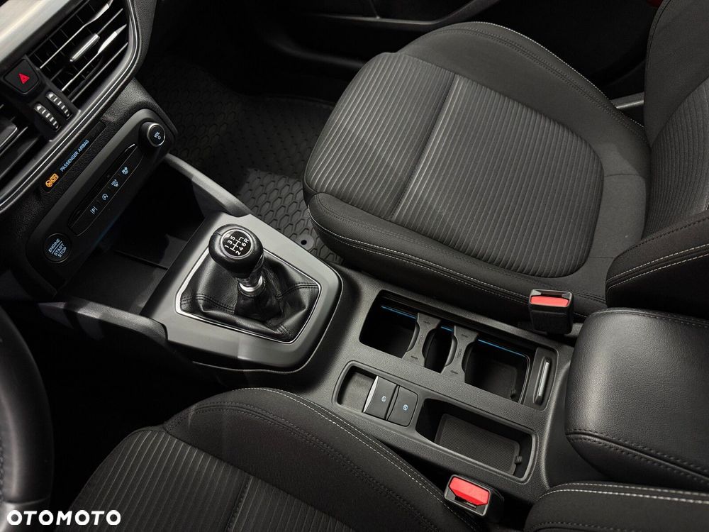 Ford Focus 1.0 EcoBoost Titanium - 24