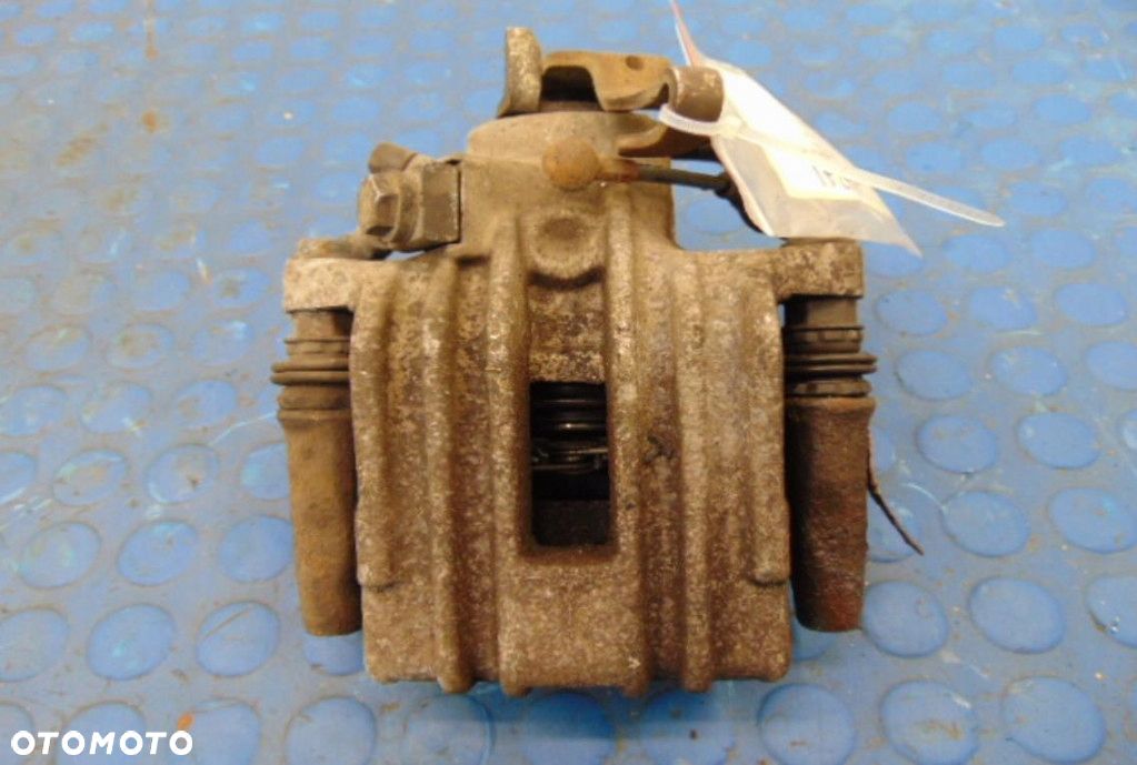 VOLKSWAGEN PASSAT B5 ZACISK TYL PRAWY - 1