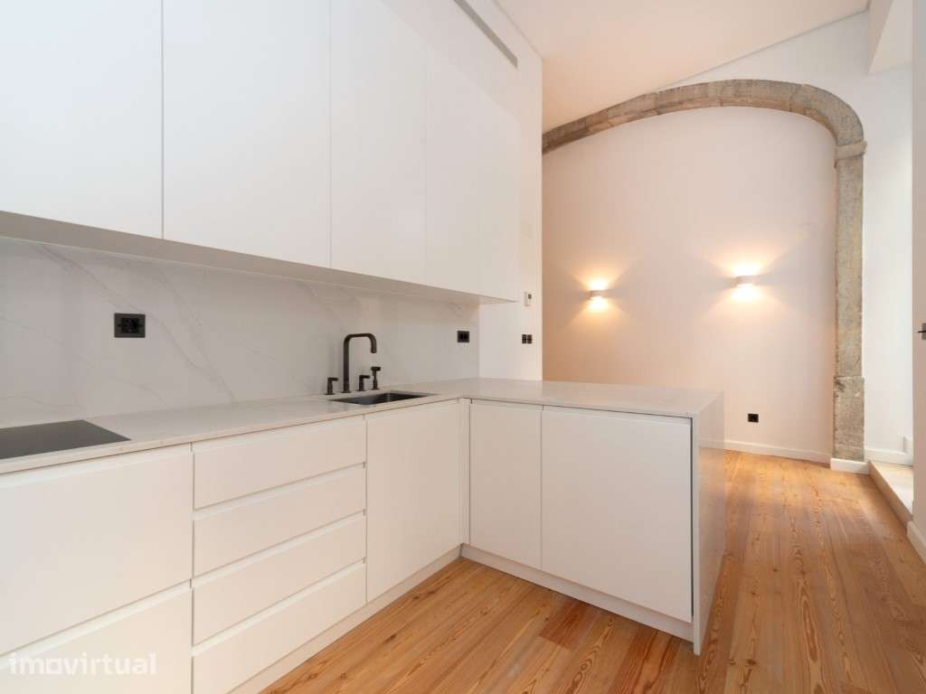 Loft T3 com pé direito duplo e 2 lugares de garagem totalmente recu... - Grande imagem: 3/29