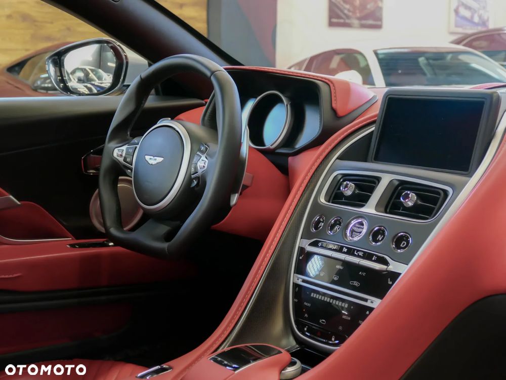 Aston Martin DB11 V12 AMR - 14