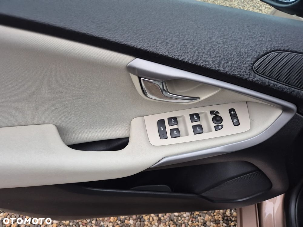 Volvo V40 D3 Momentum - 19