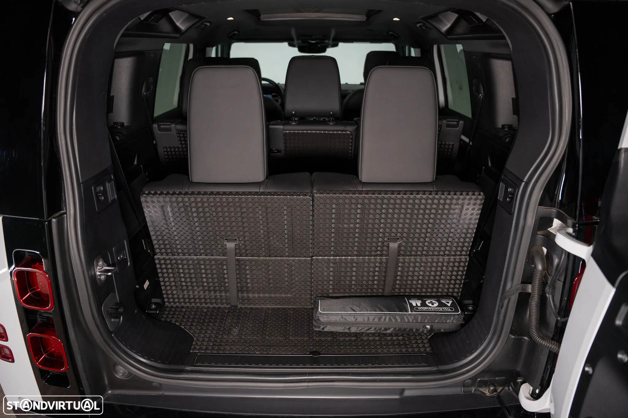 Land Rover Defender 3.0 D250 110 AWD X-Dynamic SE - 29