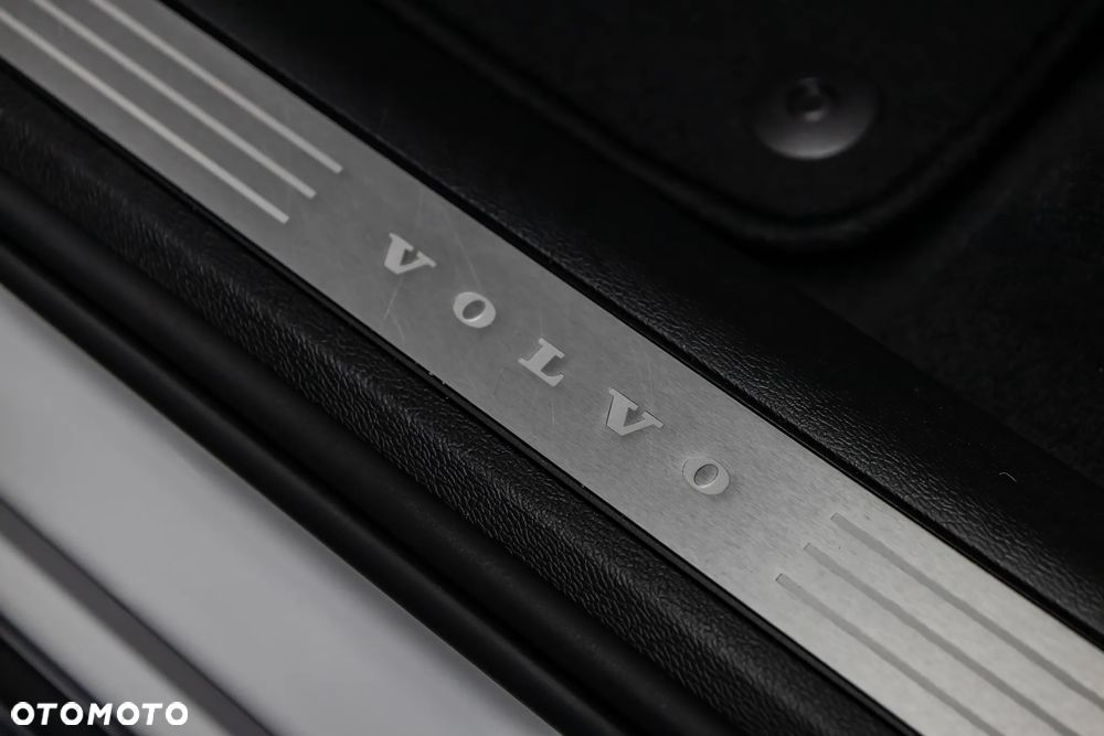 Volvo XC 60 B4 D AWD Plus Dark - 39