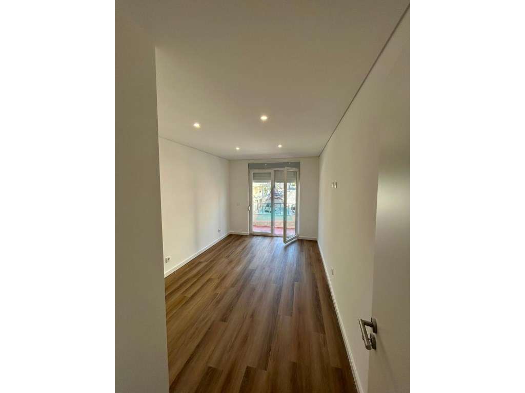 NOVIDADE * * T3 * * Seixal * * REMODELADO ** com SUITE - Grande imagem: 5/19