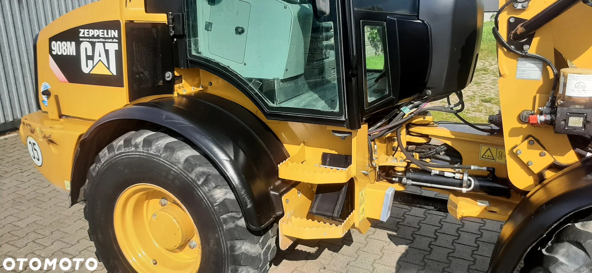 Caterpillar 908M - 8