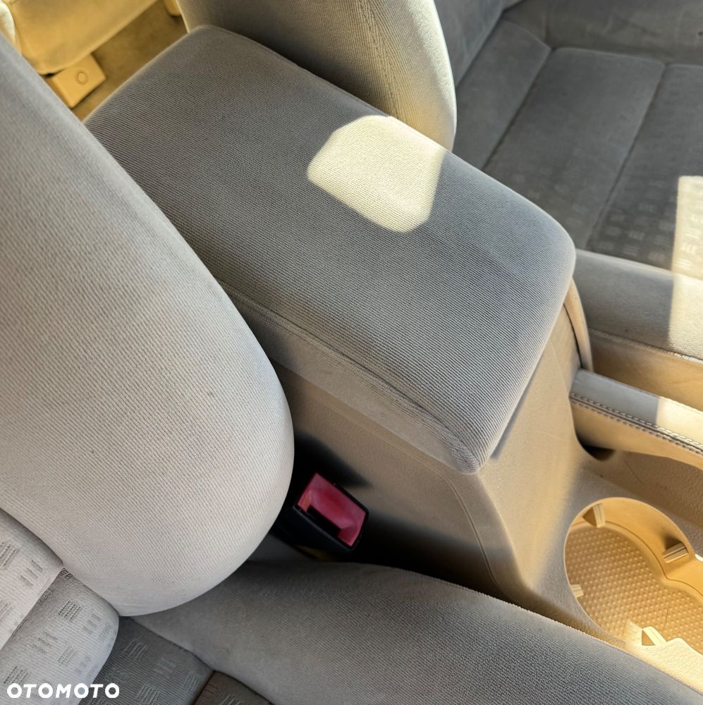 Volkswagen Passat 1.9 TDI Highline - 21