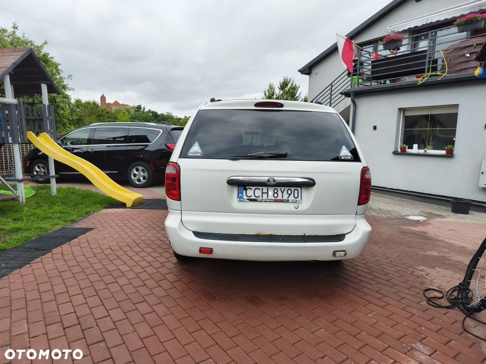 Chrysler Town & Country - 3