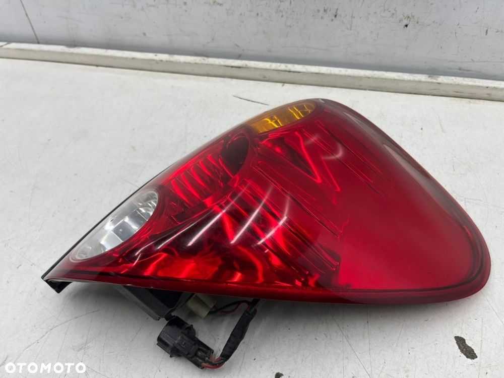 Lampa Mitsubishi L200 KA KB 05-15r. PRAWA tylna w błotnik oryginalna prawy tył EUROPA - 6