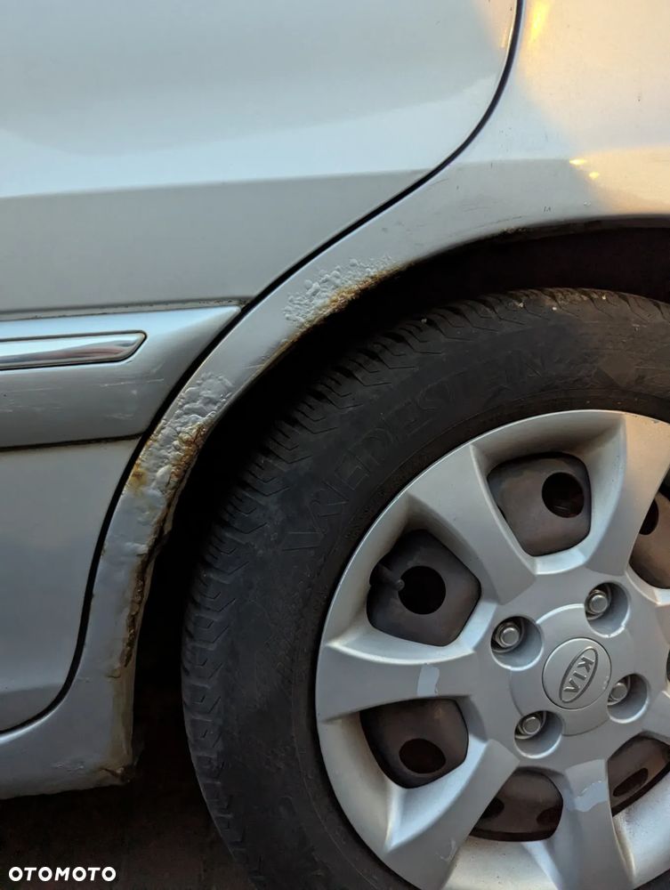 Kia Carens 2.0 EX - 13