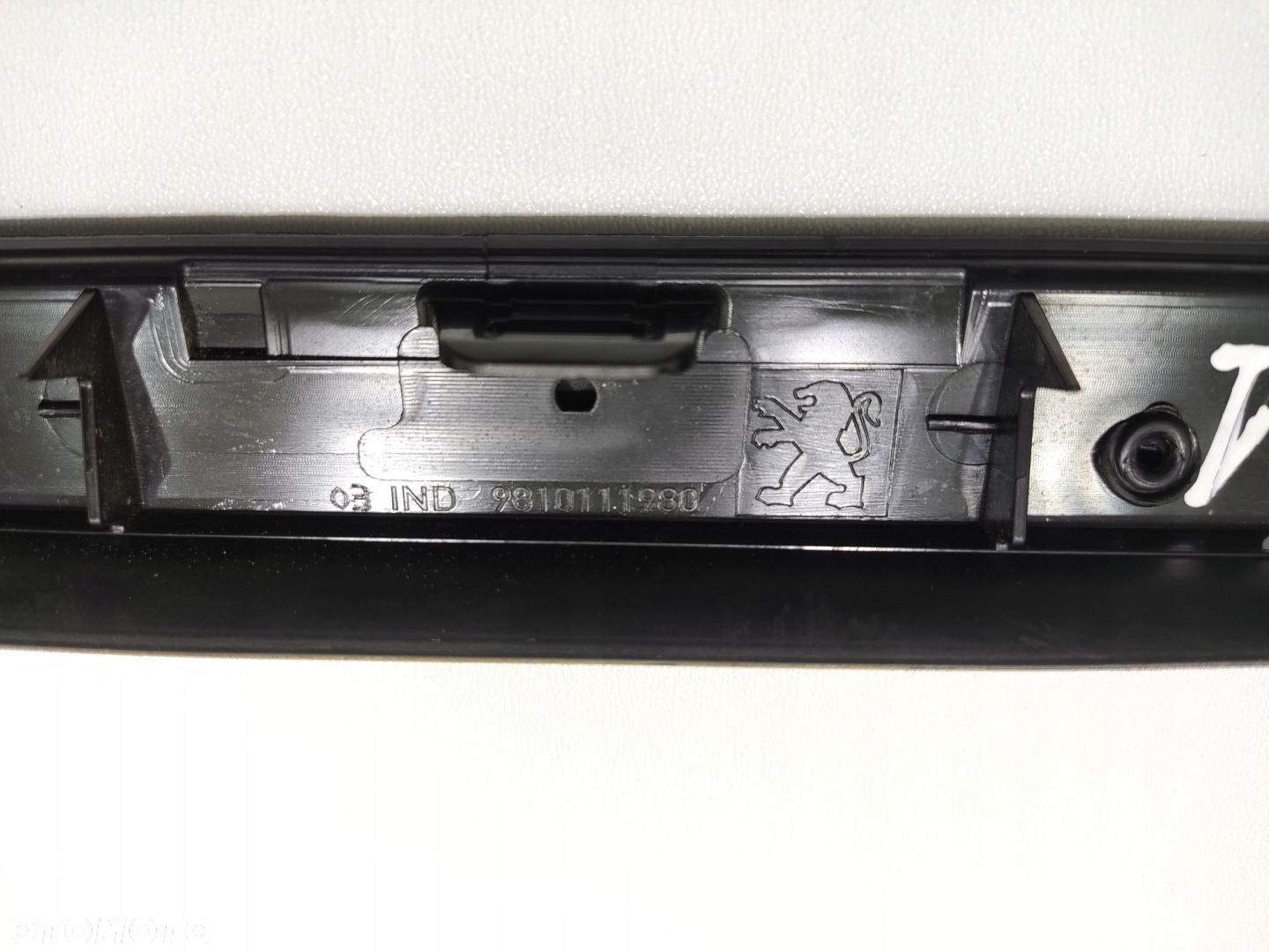 LISTWA SZYBY CZOŁOWEJ PRAWA PEUGEOT 3008 II 2016-2024 9810111980 - 8