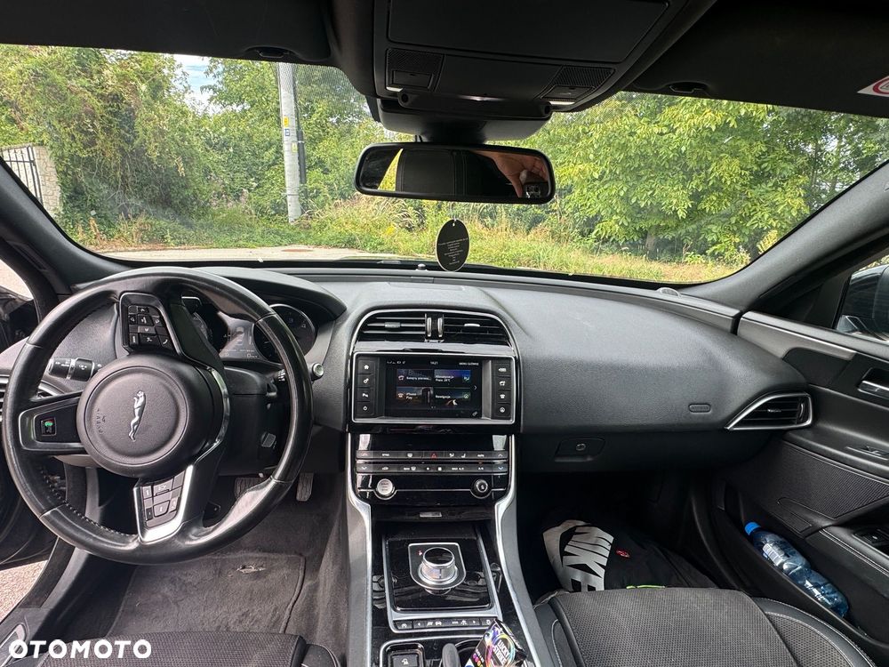 Jaguar XE 2.0 D R-Sport - 6
