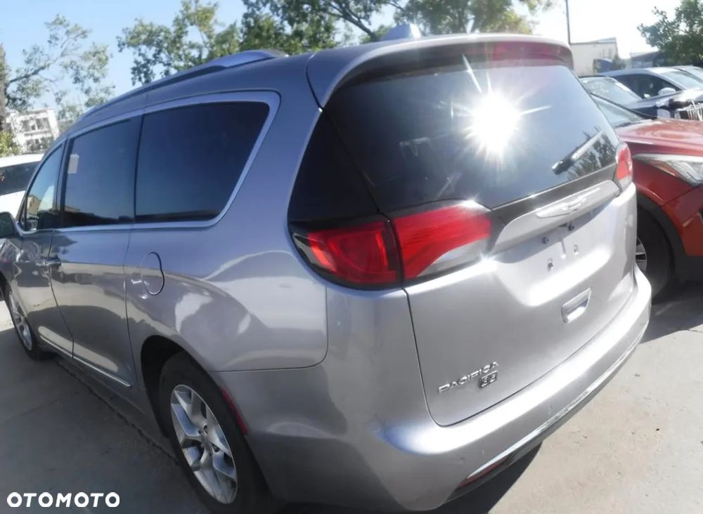 Chrysler Pacifica - 17
