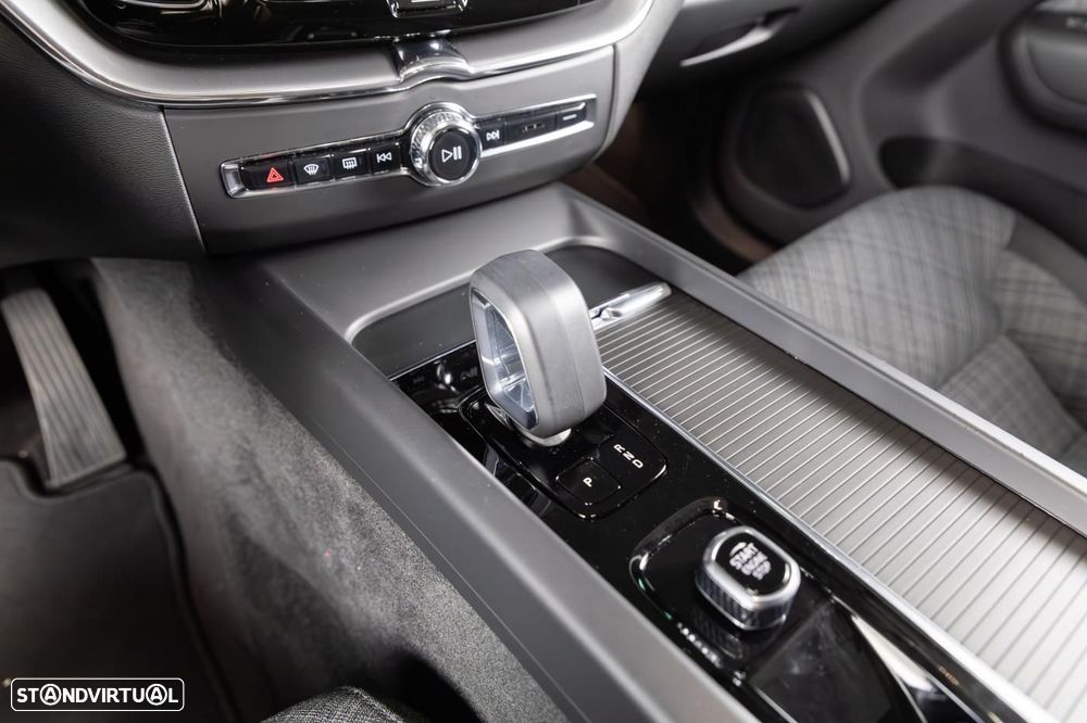 Volvo XC 60 2.0 T6 PHEV Core AWD - 38