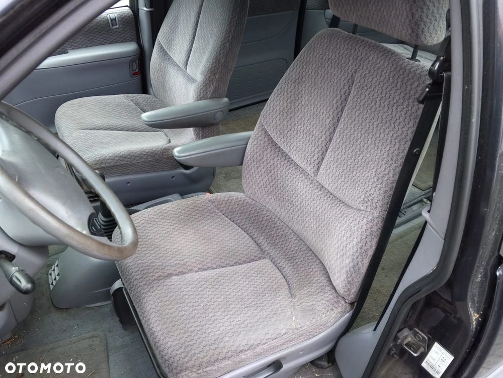 Chrysler Voyager / Town & Country (95-00r.) 2.4 B 149KM. Silnik EDZ Skrzynia DD3 lakier PAW/VAW/QAW - Dark Slate Pearl.Cały na części. GWARANCJA !!!  Przód Tył Zestaw Komplet Drzwi Klapa Zderzak Błotnik Maska Grill Atrapa Szyba Pas Lampa Lusterko Boczki Fotel Kanapa Kokpit Deska Rozdzielcza Przełącznik Włącznik Sterownik Przewody Wiązka Instalacja Moduł Komputer Czujnik Listwa Pompa Alternator Wtryski Głowica Rozrusznik Kompresor Sprzęgło Dwumas Silnik Skrzynia ABS Klimatyzacji Paliwa Wspomagania Kolektor Turbina Przepustnica Zawór Chłodnica Koło Hak Belka Sanki Zawieszenie Mcpherson Półoś Amortyzator Wydech Tłumik Zacisk Most - 8