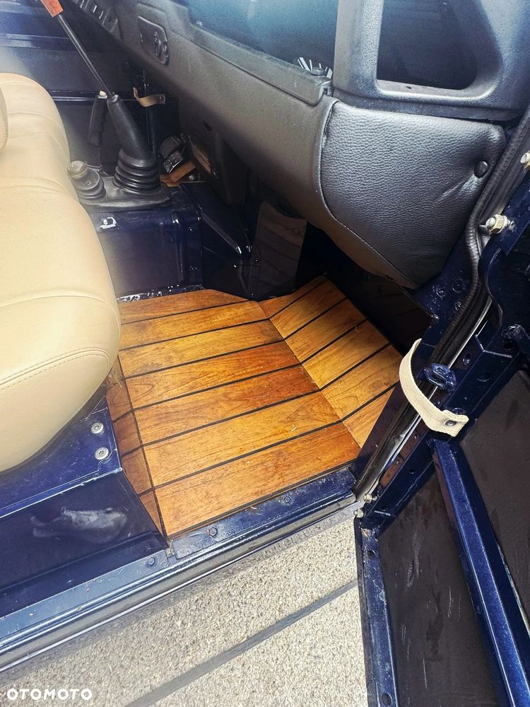 Land Rover Defender - 4