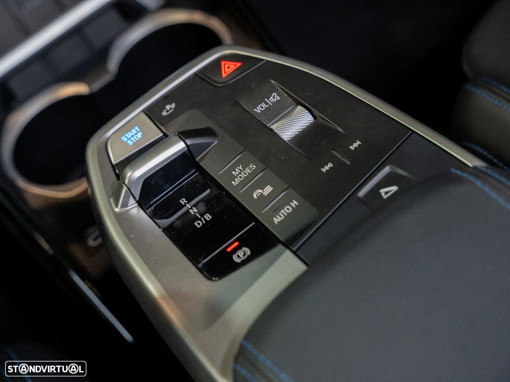 BMW iX2 eDrive20 Pack Desportivo M - 15