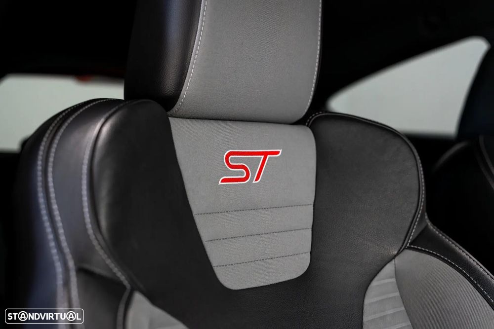 Ford Fiesta 1.6 EcoBoost c/ Pack Pele Desportiva ST - 31
